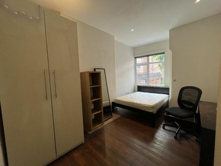 7 Bed Semi-Detached House, Derby Grove, NG7 - Photo 4