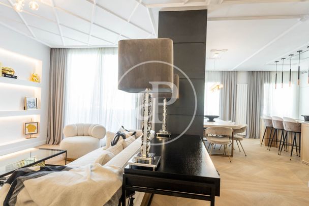 Penthouse for Rent on Av. Pau Casals - Photo 1