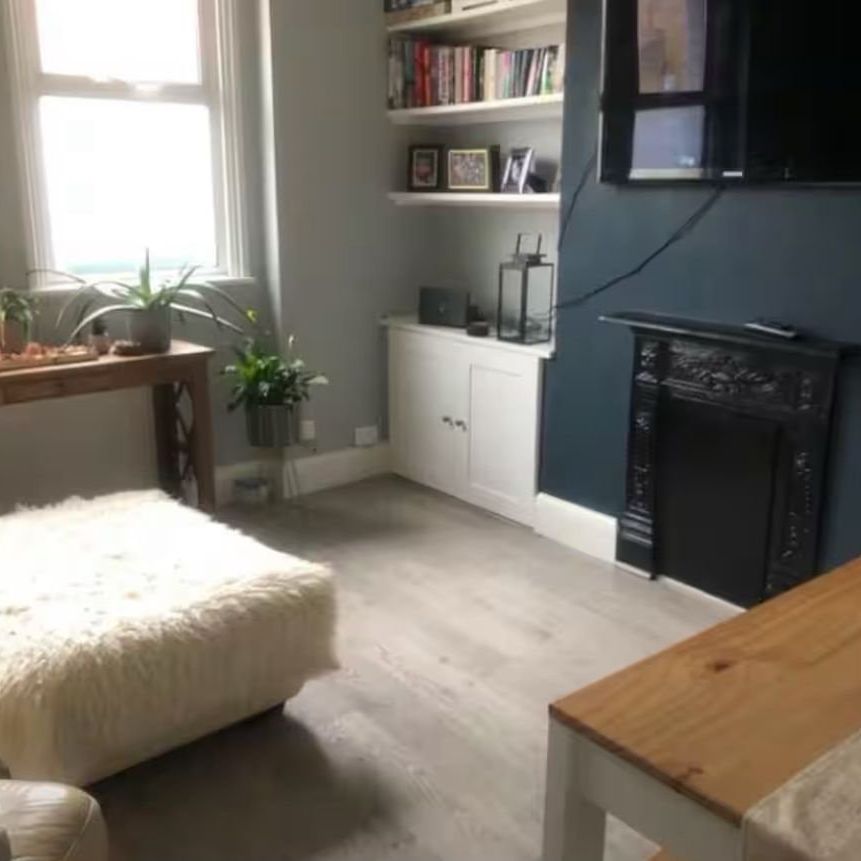 2 Bed Flat, Garratt Terrace, SW17 - Photo 1