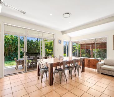 Beautifully Fully Furnished 4-Bedroom, 2-Bathroom Home with a Pool - Photo 2