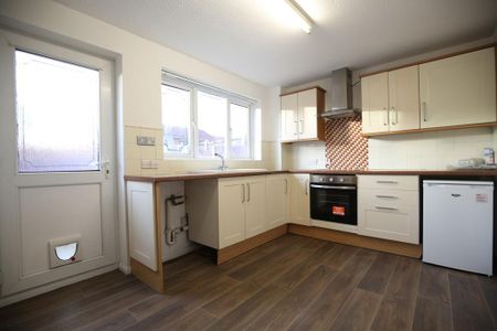 2 bedroom end of terrace house to rent - Photo 3