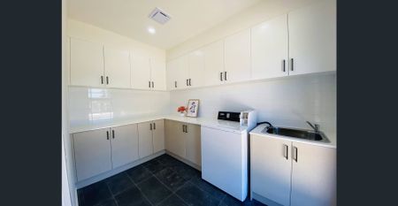 FULLY Furnished STUDIO in perfect location! - Photo 2