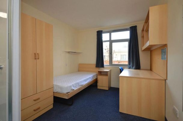 1 bedroom in a flat share to rent - Photo 1