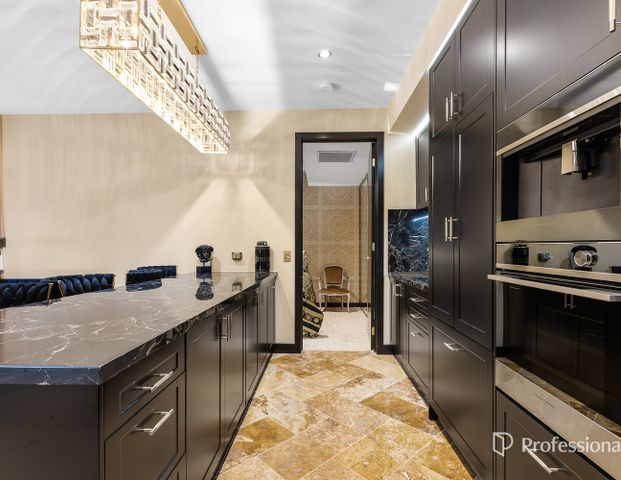 Indulge in Unrivalled Bayside Luxury – A 5-Star Fully Furnished Beachside Sanctuary - Photo 1