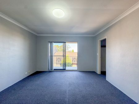 Impeccably presented comes this beautiful, easy to maintain and private townhouse offering unrivalled size and extremely practical layout. - Photo 2
