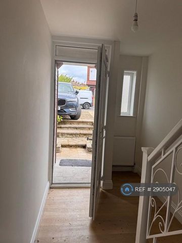 3 bedroom end of terrace house to rent - Photo 2
