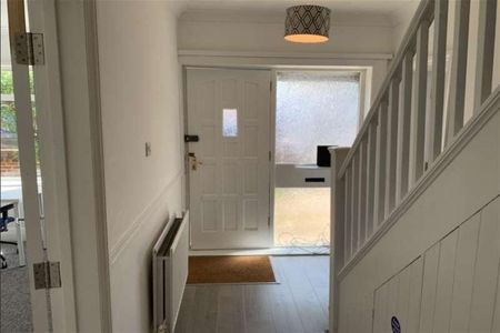 Bedroom Detached House In Winton, BH10 - Photo 2