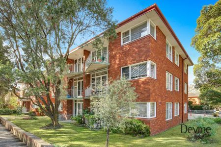 Sun-Kissed, Expansive And Private Top Floor Three Bedroom Apartment - Photo 3