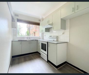 Bright one bedroom unit in a quiet location! - Photo 1