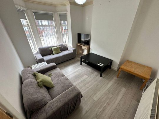 5 bedroom end of terrace house to rent - Photo 1