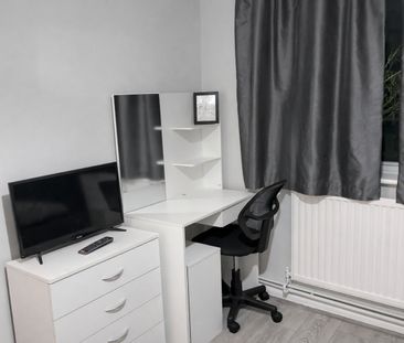 Room in a Shared Flat, Allhallows Road, E6 - Photo 2