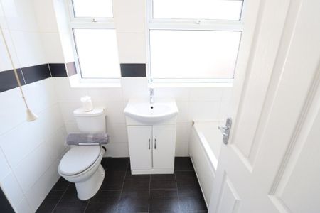 2 bedroom semi-detached bungalow to rent - Photo 3