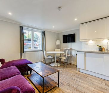 SHORT LET: An immaculate two bedroom flat in a handsome period building on Richmond Hill. - Photo 4