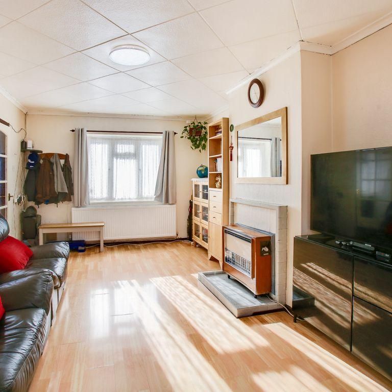4 bedroom semi-detached house to rent - Photo 1