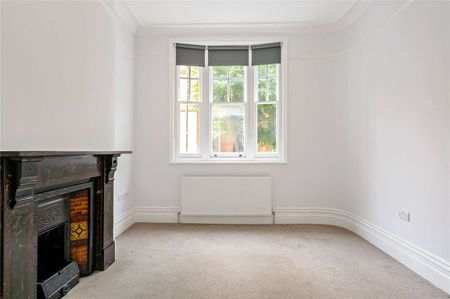Excellently positioned three bedroom apartment in a Bloomsbury mansion block. - Photo 3