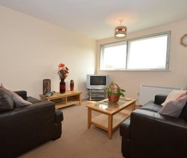 2 bedroom flat - Photo 2