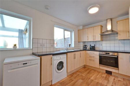 4 bedroom semi-detached house to rent - Photo 2