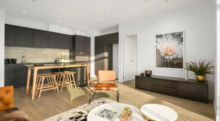 Luxurious Sub-Penthouse with Stunning Views - Photo 3