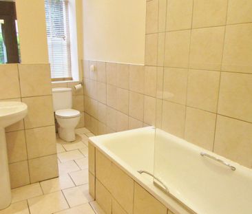 To Let 1 Bed Flat - Photo 2