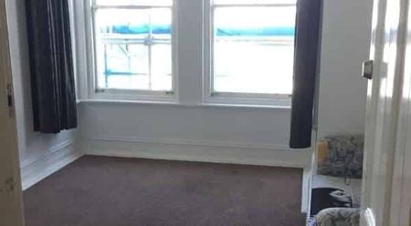 Centrally located flat to uni at a great price - Photo 5