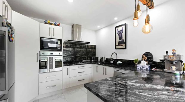 Three Bedroom Townhouse in Sought After Locale- Walk to CBD! - Photo 1