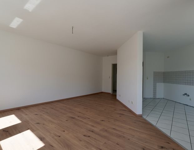 Sehr gepflegte und modernisierte zwei Zimmer Wohnung mit großem Sonnenbalkon in ... - Photo 1