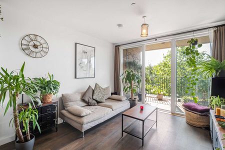 Immaculately presented three bedroom apartment with a large balcony. - Photo 4