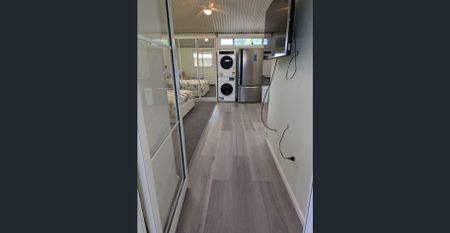 Modern, newly renovated fully furnished, private studio. - Photo 5