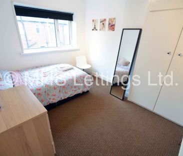 2 Bedroom Mid Terraced House for rent in Park View Avenue - Photo 4