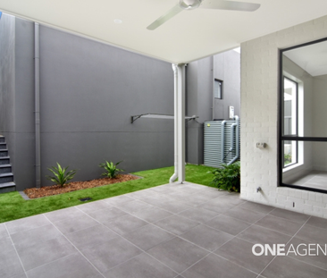 MODERN FOUR-BEDROOM FAMILY HOME IN SHELL COVE - Photo 4