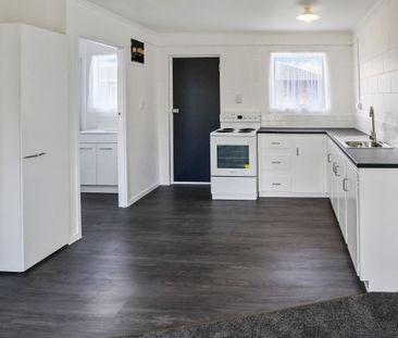 One bedroom unit with water included! - Photo 3