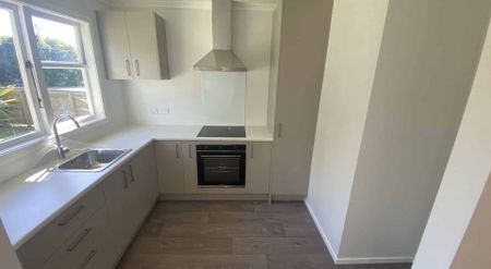 Renovated 3 bedroom home - Large Garage! - Photo 3