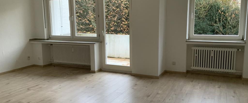 Schoene, 3,5 Zimmerwohnung mit neuem Laminat, sowie frisch gestrichenen Wänden und Balkon - Photo 1