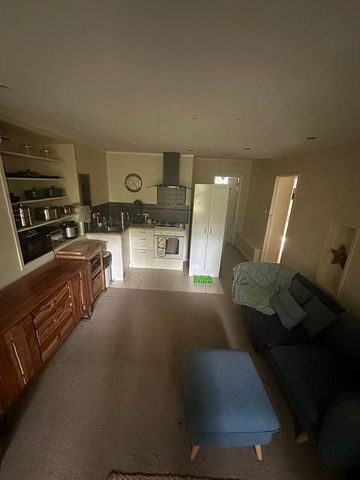 Quite quirky 2 bedrooms flat nestled in the - Photo 3