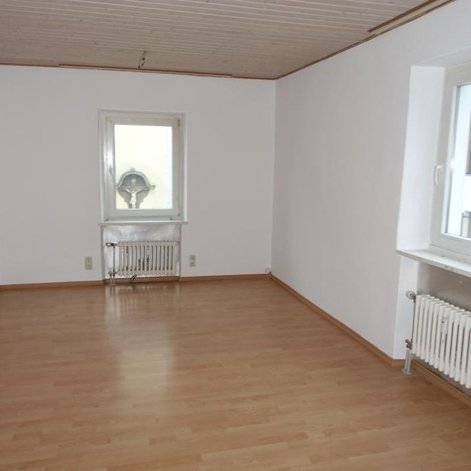 Buchbach: geräumige zentral gelegene 3-Zimmer-Wohnung, 1. OG, ohne Balkon, ohne EBK, ohne Stellplatz - Photo 1