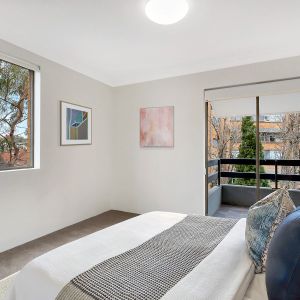 Stylish Apartment in the Heart of Elizabeth Bay - Photo 2