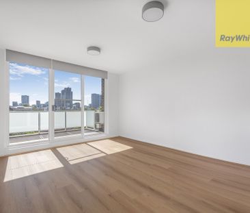 Sanctuary in the Sky: Renovated Top-Floor Apartment with Sweeping V... - Photo 5