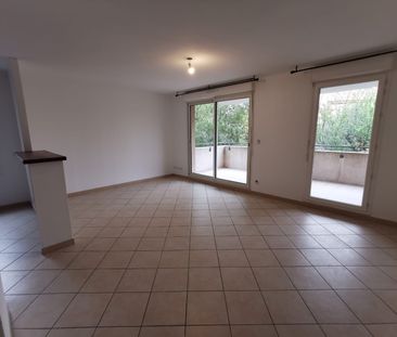 Appartement 3 pièces 63m2 MARSEILLE 13EME 898 euros - Photo 2