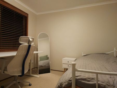 Newly renovated room in Helensvale – popular meal option available - Photo 2