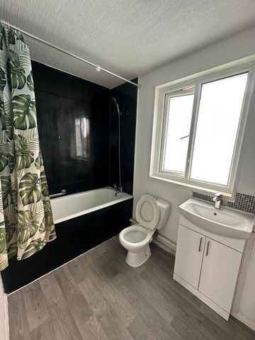 Three/Four bedroom house close to east ham station- £2750 - Photo 3