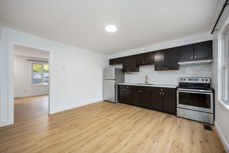 Fully Renovated 2-Bedroom Apartment in Sarnia – Modern &amp; Move-In Ready - Photo 3