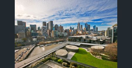 Spacious One-Bedroom Apartment with Stunning City Views - Photo 4