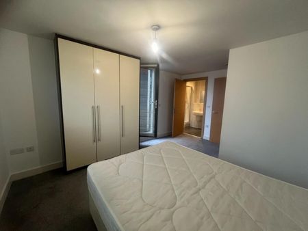3 bedroom Flat To Let - Photo 4