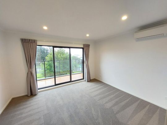 Large 3 Bed Townhouse - Photo 1