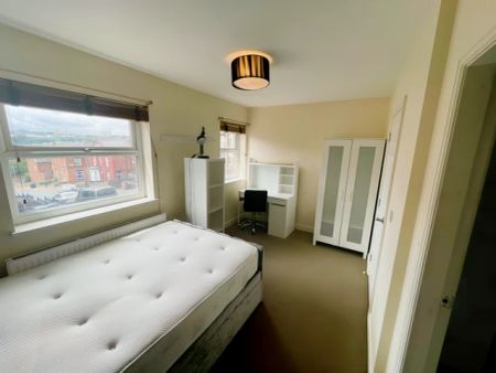4 Bed 3 Bath - Photo 3