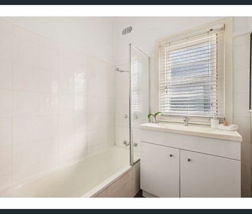 CHARMING COTTAGE IN SOUGHT-AFTER NEW LAMBTON - Photo 5