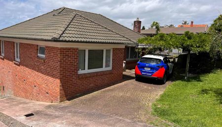 Prime Location – Bright, Spacious & Inviting Home - Photo 4