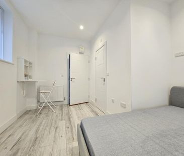 Flat to rent - Bellingham Road, London, SE6 - Photo 5
