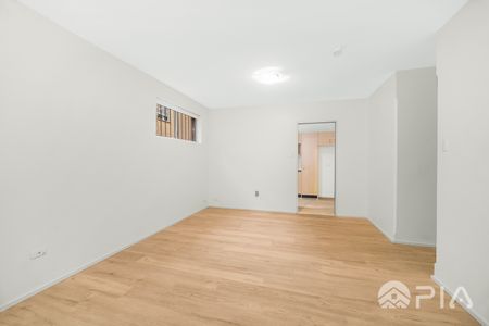 Beautifully Renovated 2 bedrooms unit in an Ultra-convenient and quite Location - Photo 5