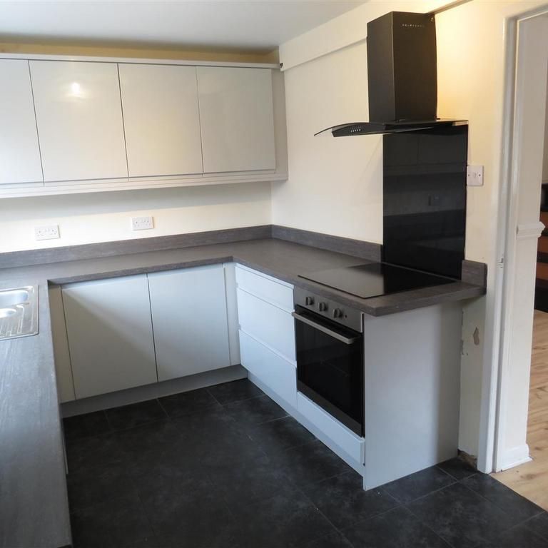 3 bedroom end of terrace house to rent - Photo 1